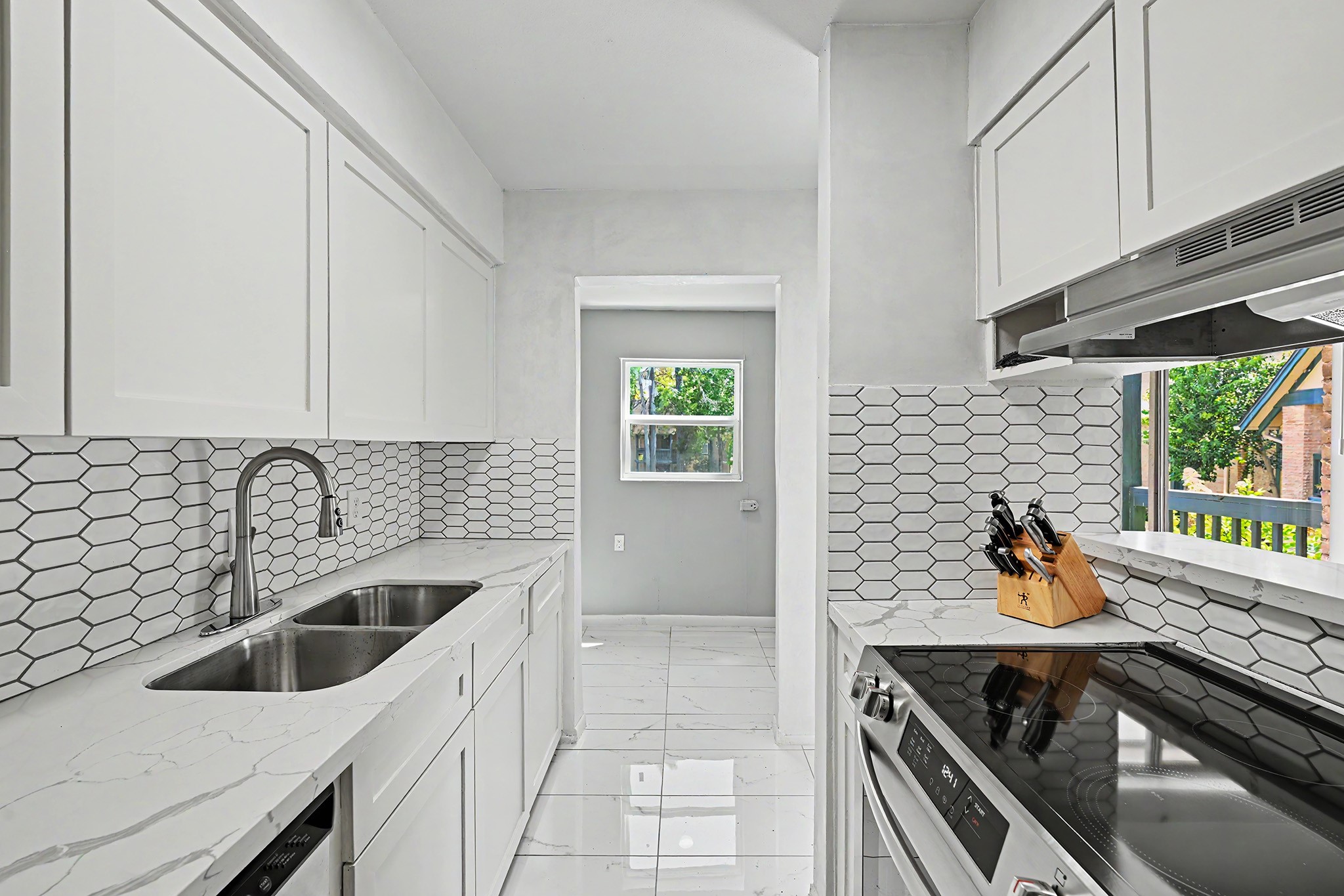 8211 Kingsbrook Road, Unit 205 Houston, TX 77024 - Photo 11 of 23 Kitchen