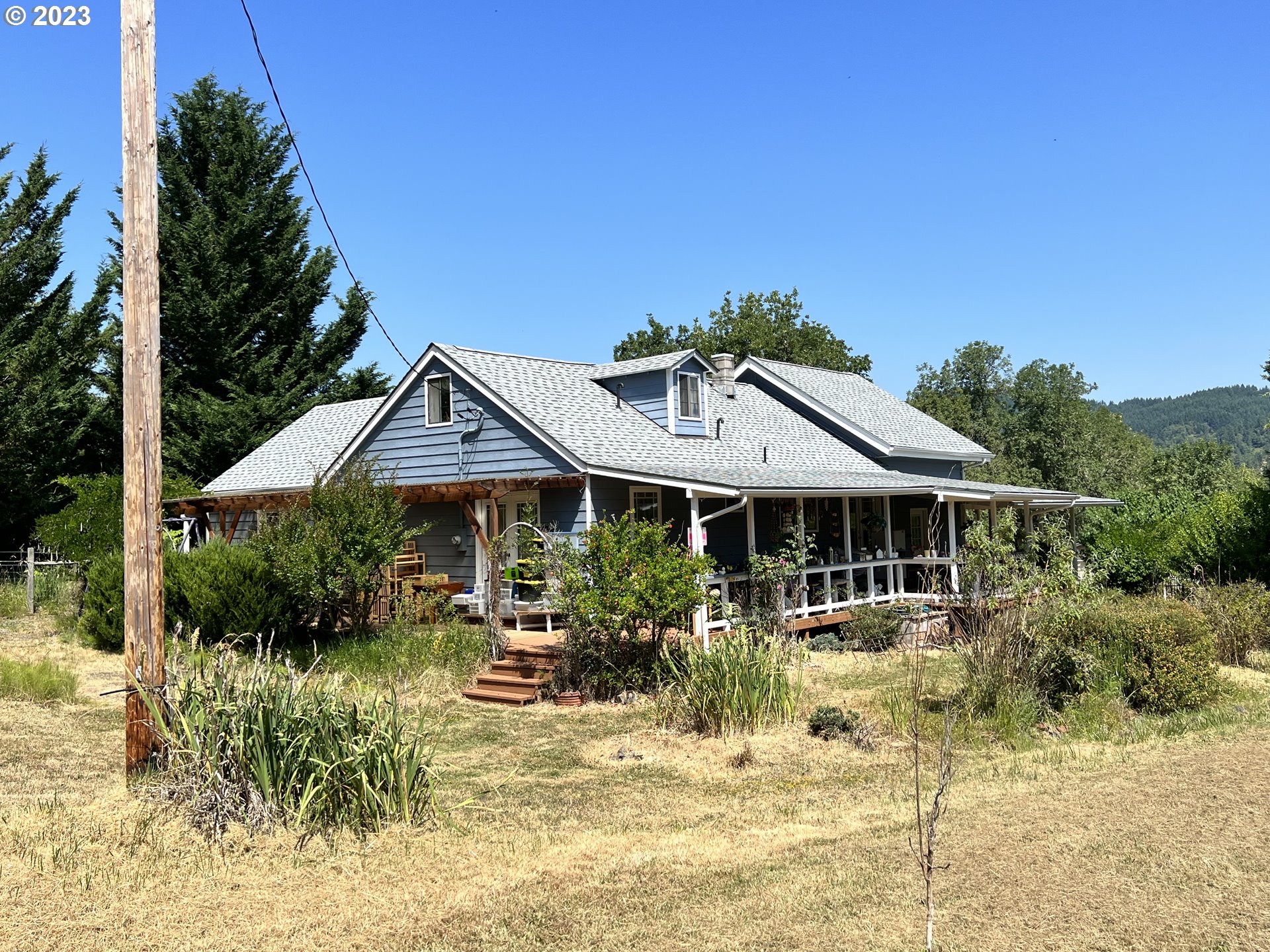 1581 Southside Road Sutherlin, OR 97479 - Photo 1 of 30 a front view of house with a garden