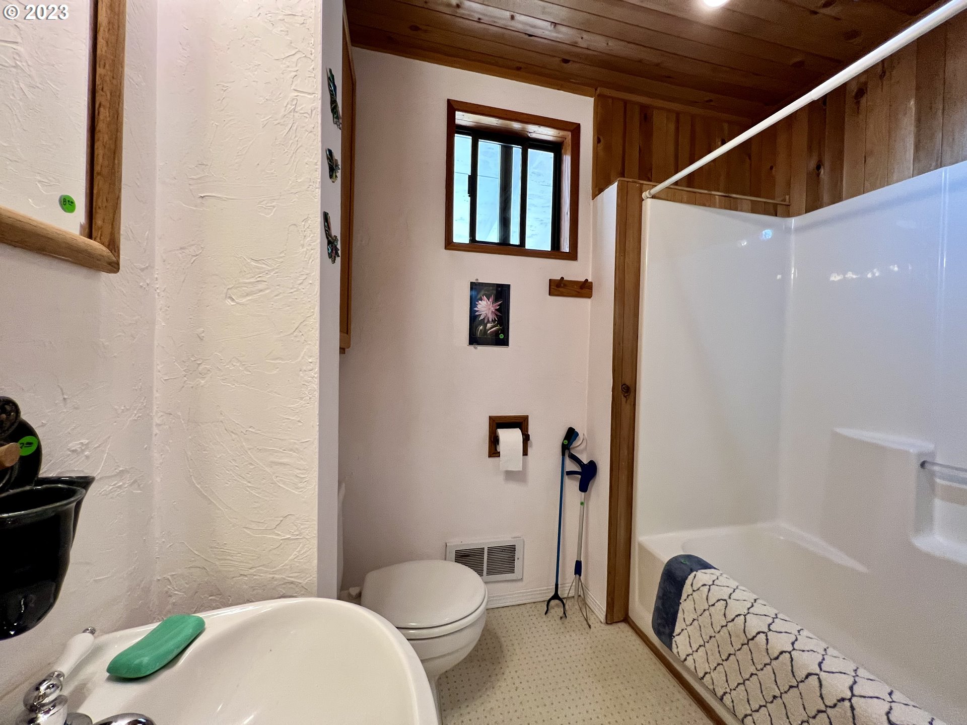 1581 Southside Road Sutherlin, OR 97479 - Photo 18 of 30 a bathroom with a sink toilet and shower