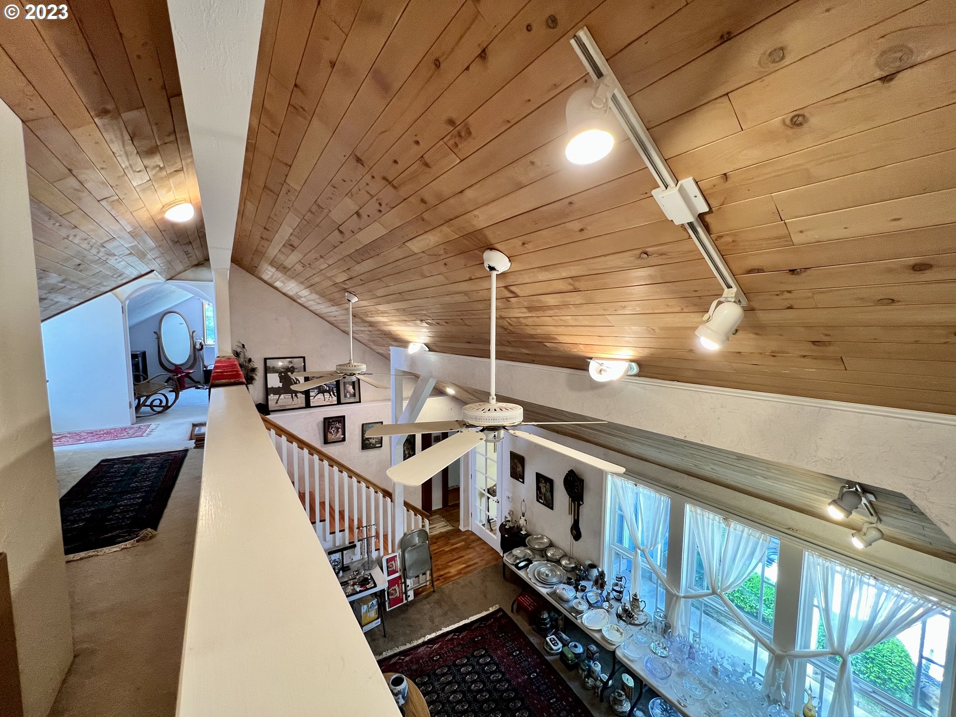 1581 Southside Road Sutherlin, OR 97479 - Photo 21 of 30 a view of a balcony with chairs