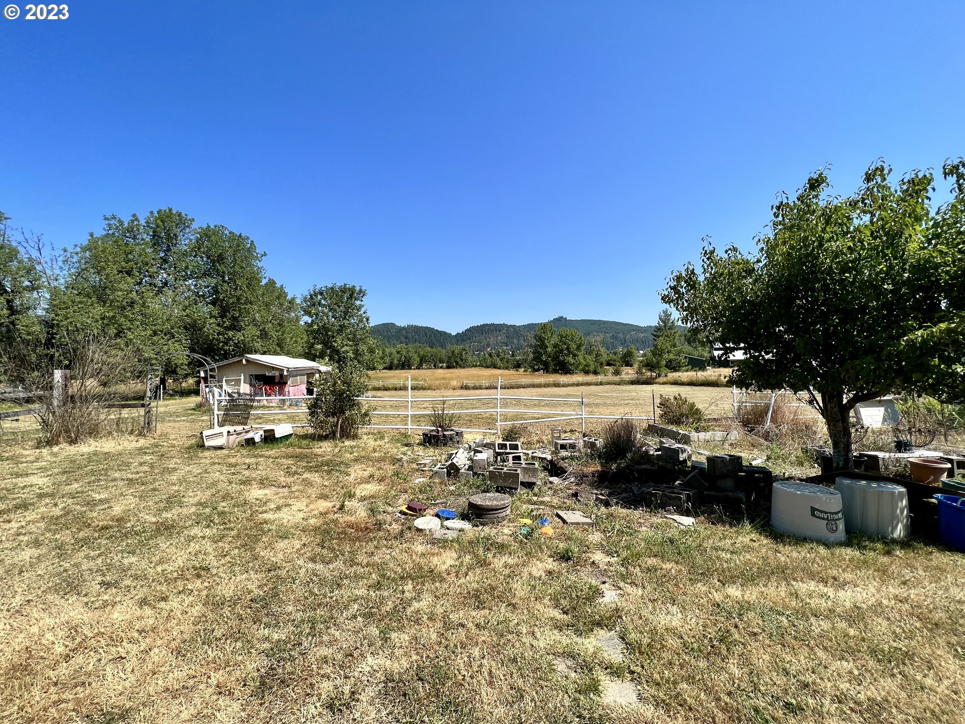 1581 Southside Road Sutherlin, OR 97479 - Photo 29 of 30 a view of a lake with houses