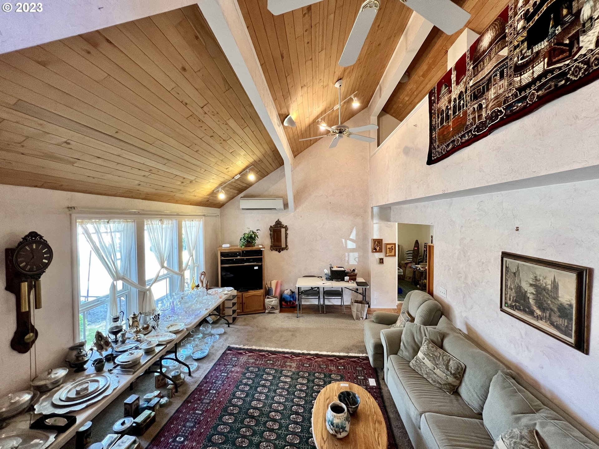 1581 Southside Road Sutherlin, OR 97479 - Photo 6 of 30 a very nice looking room with many windows