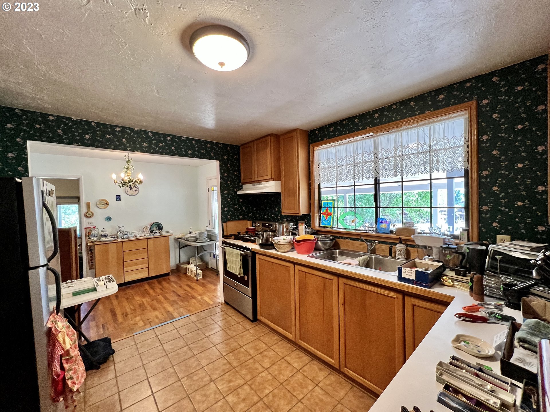 1581 Southside Road Sutherlin, OR 97479 - Photo 8 of 30 a kitchen with lots of counter top space