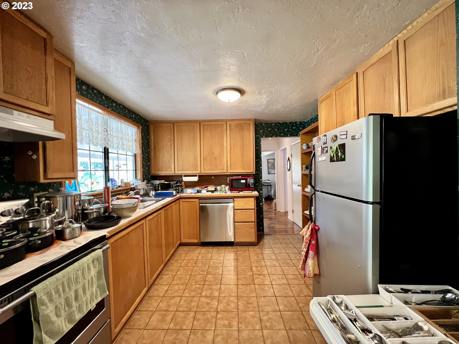 1581 Southside Road Sutherlin, OR 97479 - Photo 9 of 30 a kitchen with a refrigerator sink and stove