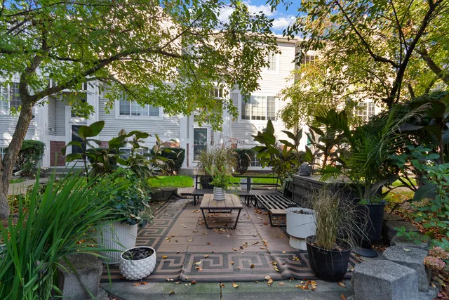 $330,000 | 3473 Ravinia Circle, Aurora, IL 60504