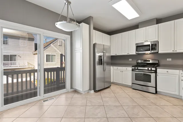 $330,000 | 3473 Ravinia Circle, Aurora, IL 60504