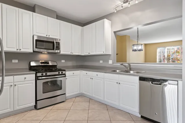 $330,000 | 3473 Ravinia Circle, Aurora, IL 60504