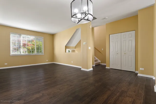 $330,000 | 3473 Ravinia Circle, Aurora, IL 60504