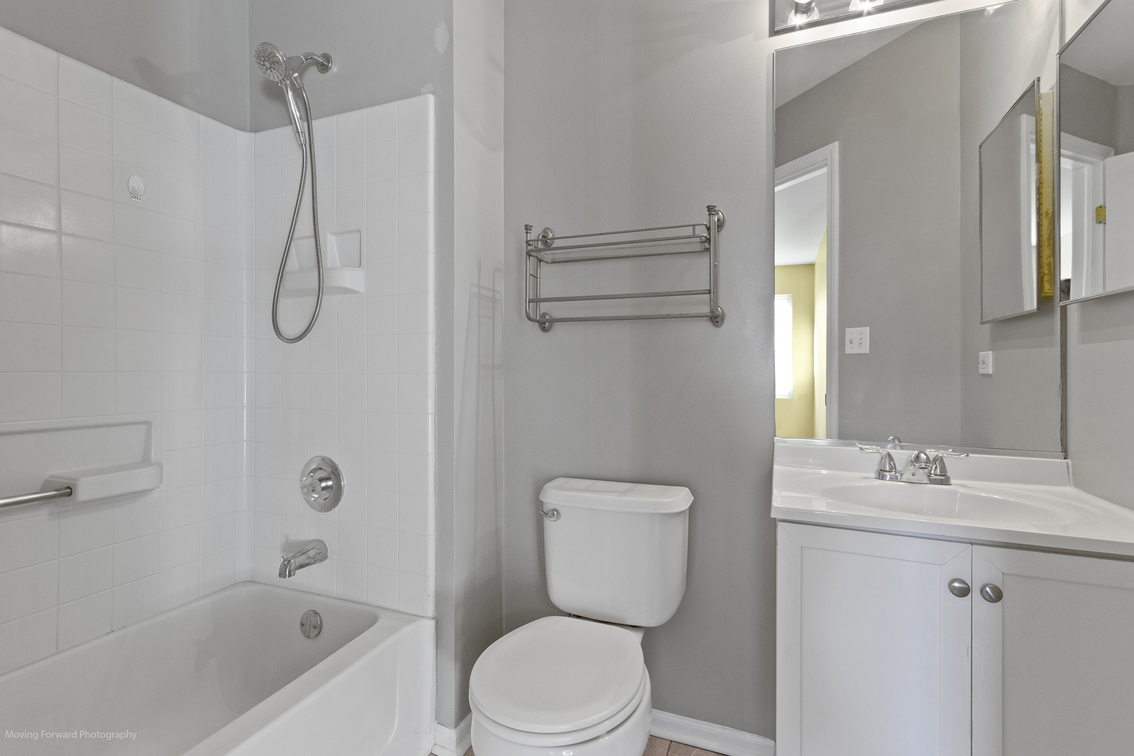 3473 Ravinia Circle Aurora, IL 60504 - Photo 9 of 17 a bathroom with a toilet sink vanity shower and bathtub