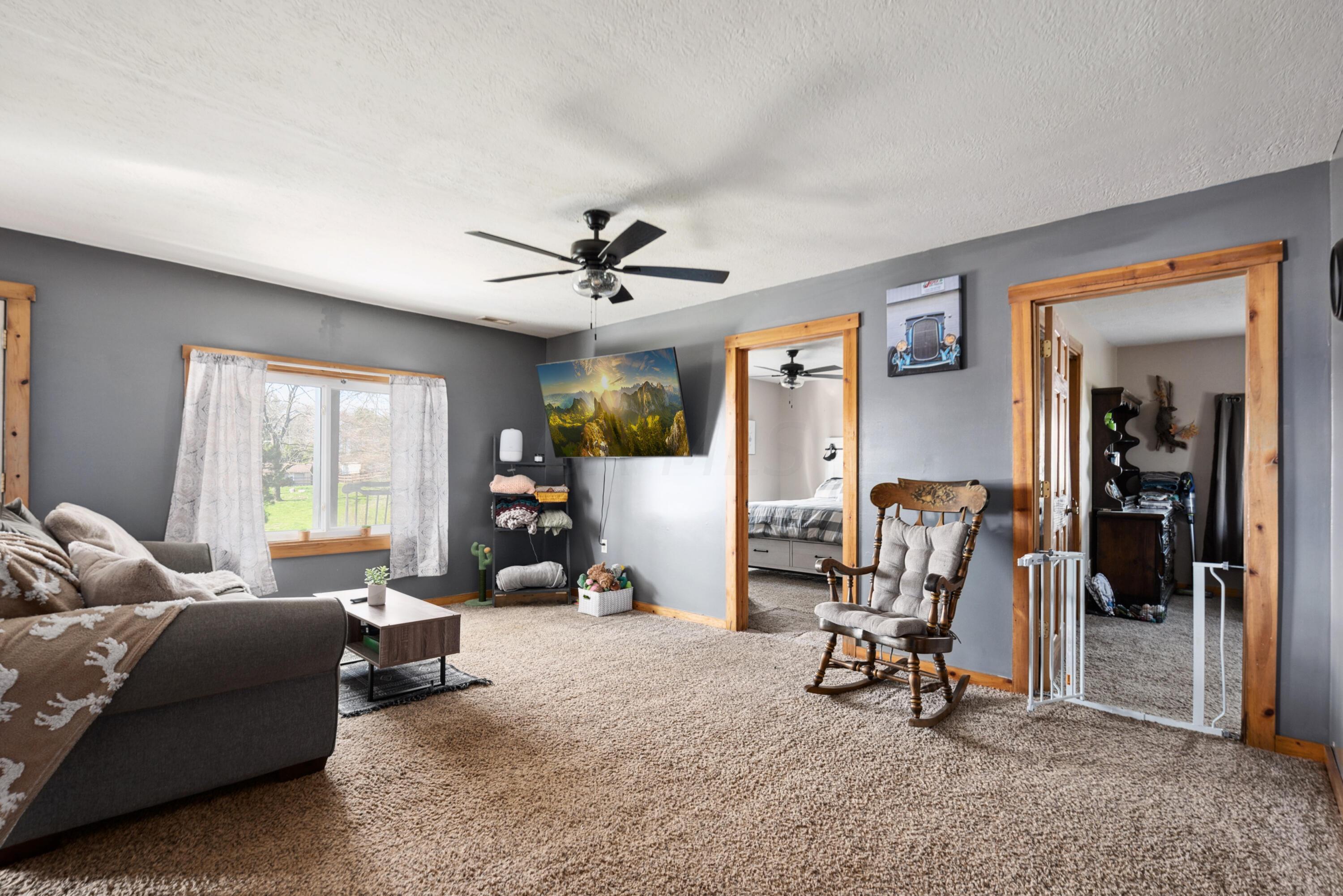 6113 Hopewell Church Road Southwest Lancaster, OH 43130 - Photo 3 of 38 Living Room