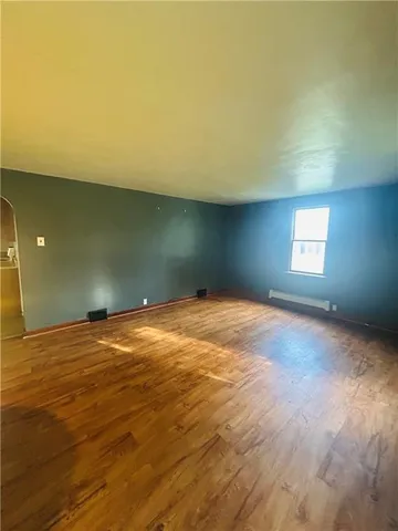 a view of empty room with window