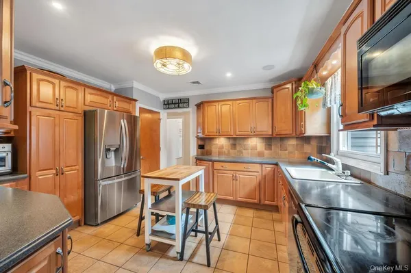 $699,999 | 990 Thomas Avenue, Baldwin, NY 11510