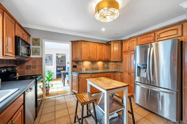 $699,999 | 990 Thomas Avenue, Baldwin, NY 11510
