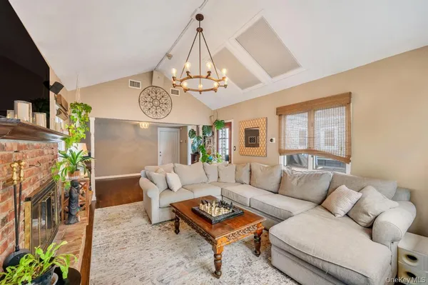 $699,999 | 990 Thomas Avenue, Baldwin, NY 11510