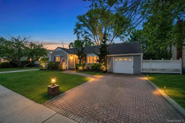 $699,999 | 990 Thomas Avenue, Baldwin, NY 11510