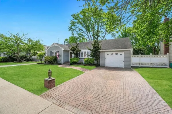 $699,999 | 990 Thomas Avenue, Baldwin, NY 11510