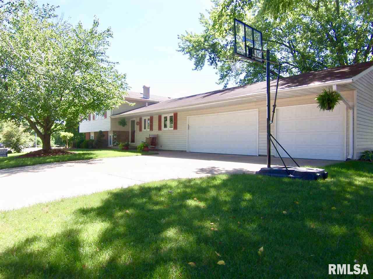 3622 Forest Road Davenport, IA 52807 - Photo 2 of 24 Gallery Image 2