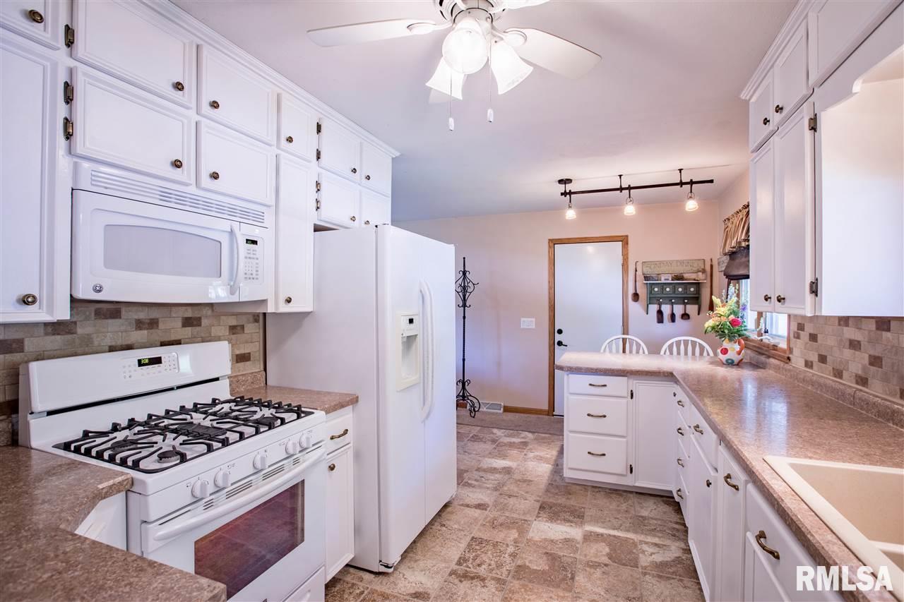3622 Forest Road Davenport, IA 52807 - Photo 4 of 24 Gallery Image 4