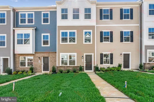 $1,875 | 44 Brookfield Mews, Ranson, WV 25438