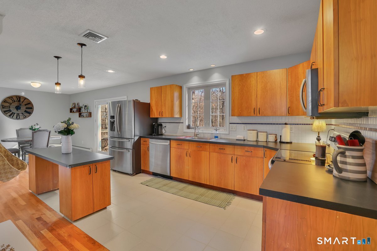 345 Hebron Road Andover, CT 06232 - Photo 3 of 31