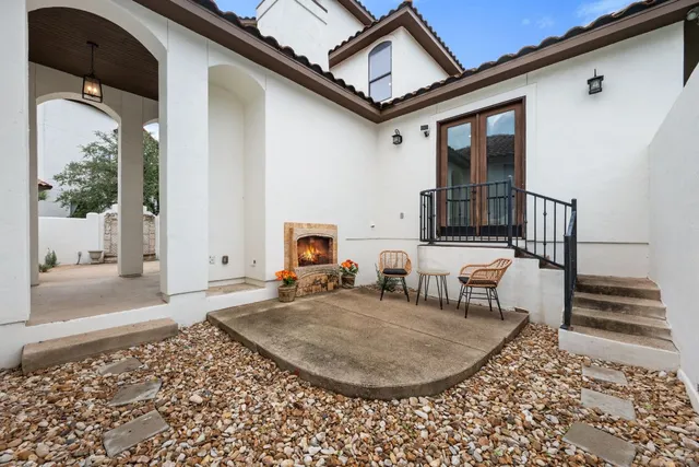 a view of a house with backyard and sitting area