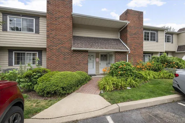 $299,000 | 190 Lake Pointe Circle, Unit 190, Middle Island, NY 11953