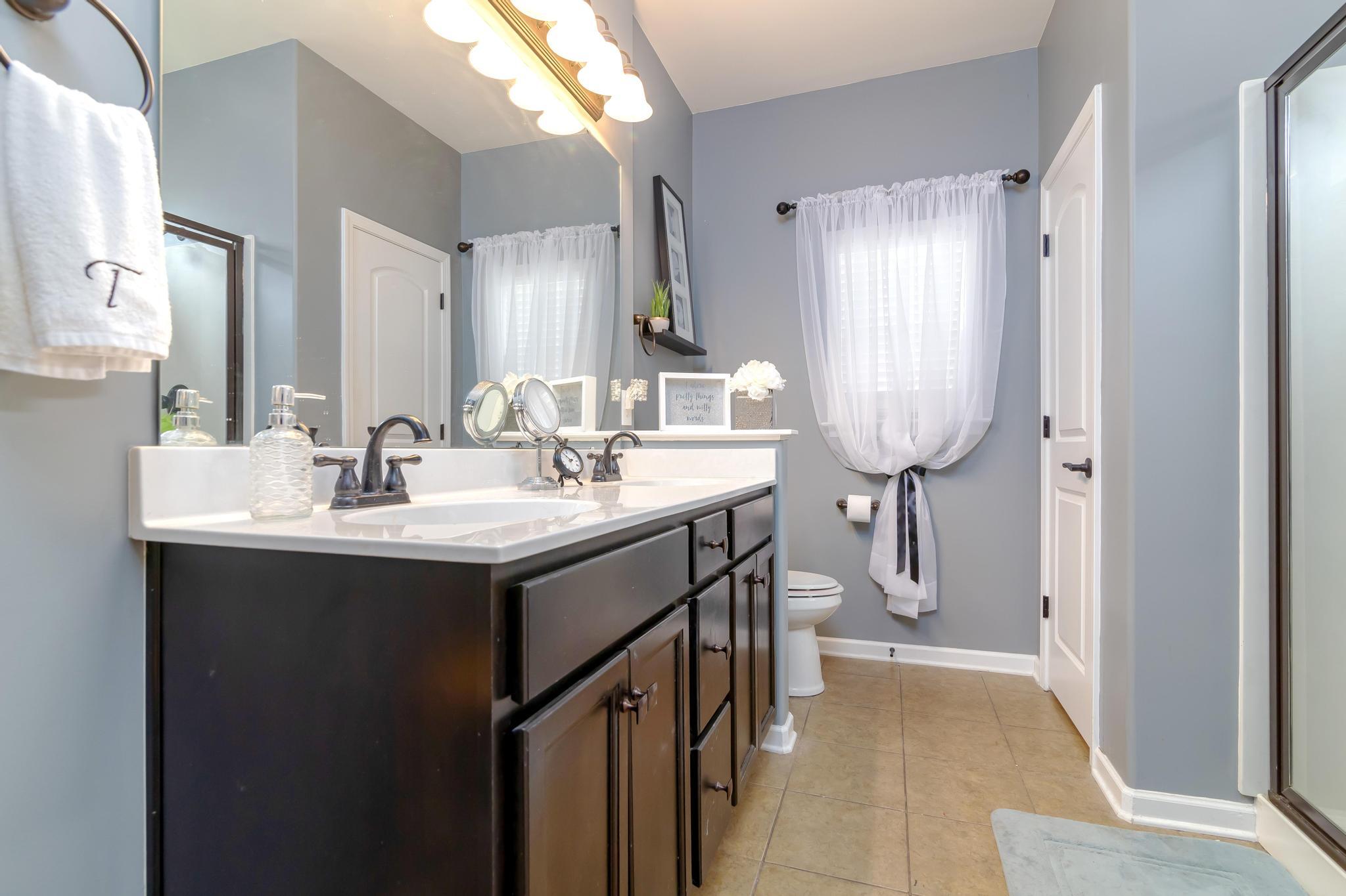 573 Suffolk Road Johnson City, TN 37615 - Photo 16 of 29 Master bathroom