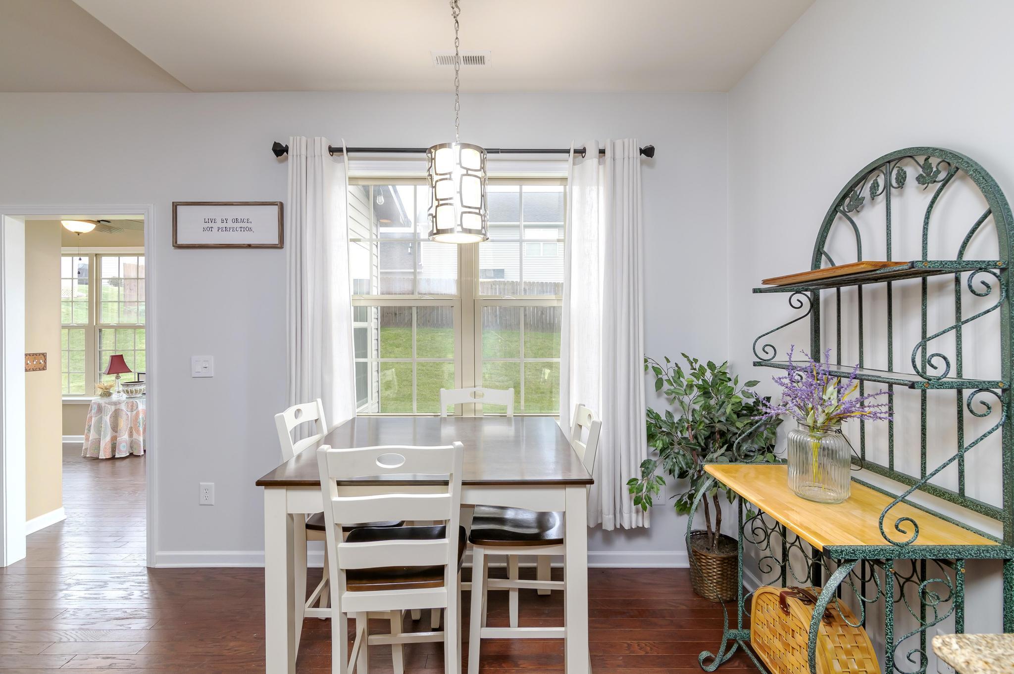 573 Suffolk Road Johnson City, TN 37615 - Photo 9 of 29 Kitchen into breakfast area