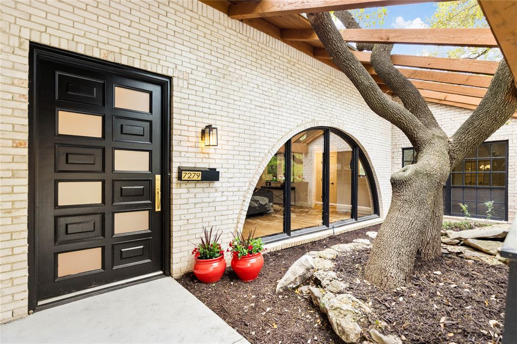 a view of a entrance gate of the house