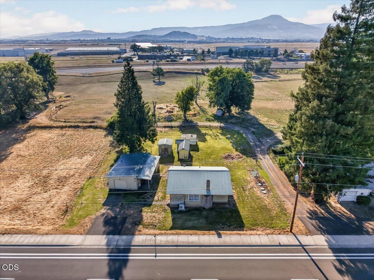 4082 Table Rock Road Central Point, OR 97502 - Photo 7 of 35