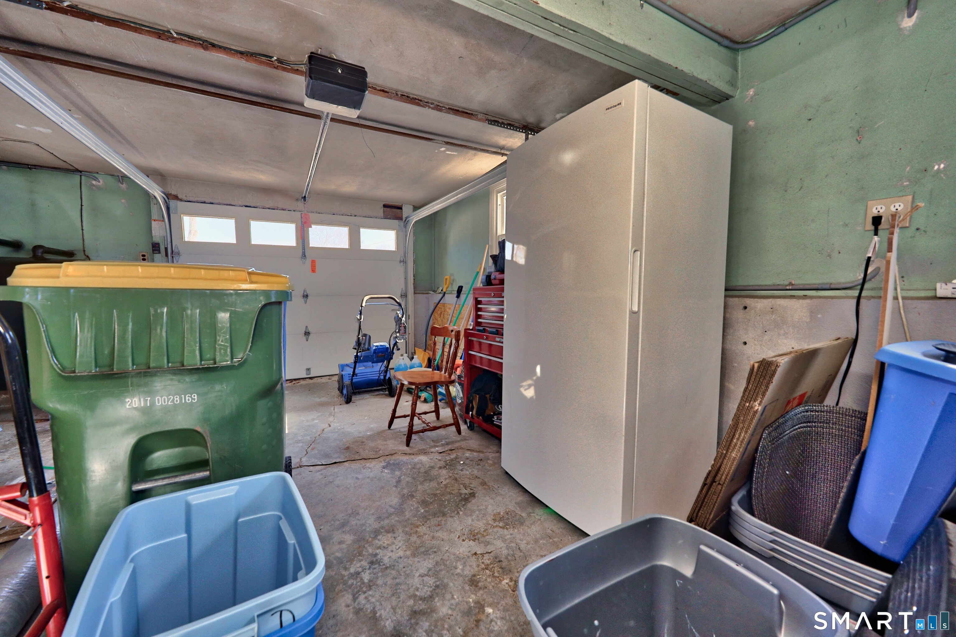 41 Sunnybrook Bend Waterbury, CT 06708 - Photo 27 of 29 a room with furniture and a mirror