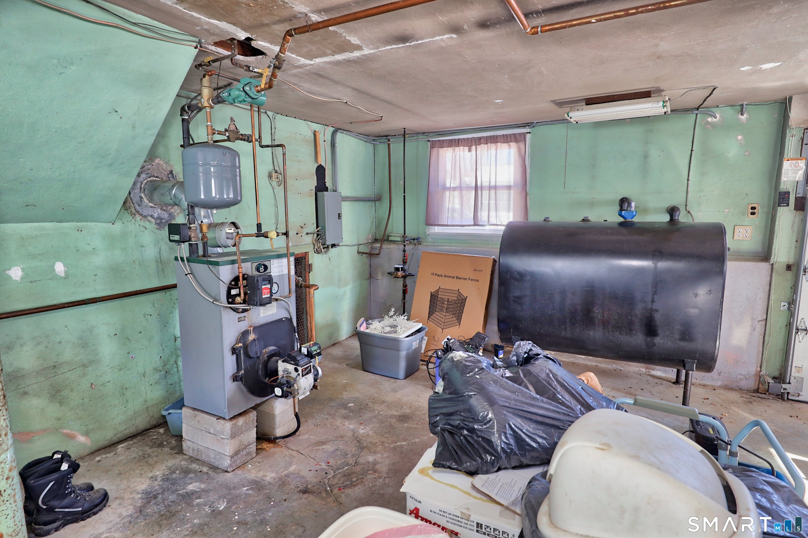 41 Sunnybrook Bend Waterbury, CT 06708 - Photo 28 of 29 a living room with furniture and a window