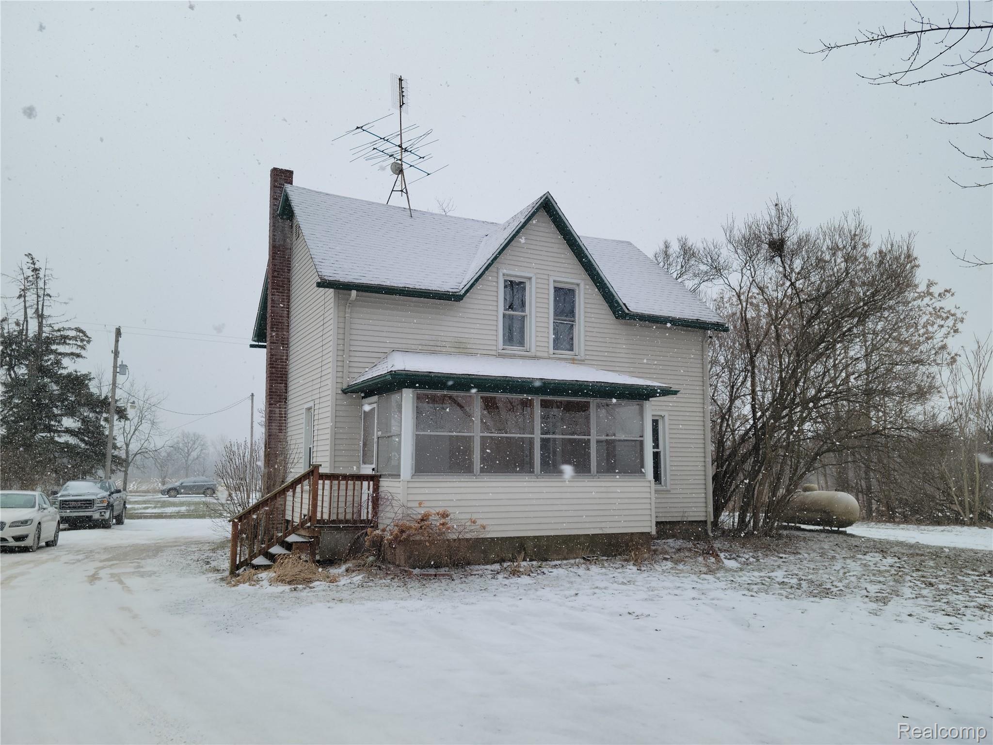 3231 West Ray Road Fenton, MI 48430 - Photo 1 of 35 Front of 3 unit farmhouse
