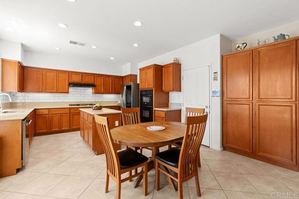 1043 Greenway Road Oceanside, CA 92057 - Photo 14 of 73