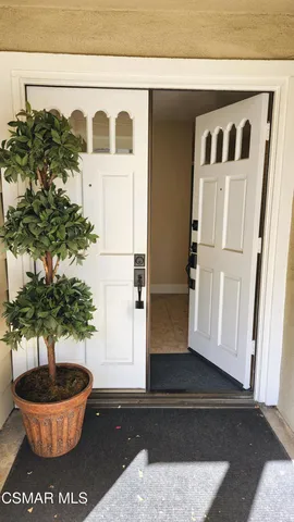 a view of entryway of the house