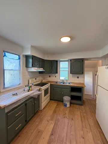 $2,300 | 19 North May Street, Aurora, IL 60506