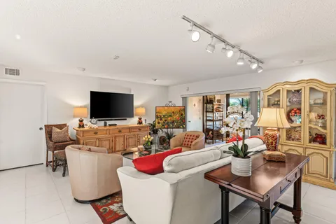 $209,900 | 7 Stratford Drive, Unit G, Boynton Beach, FL 33436