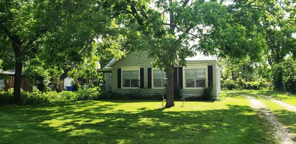 a view of a house with a backyard