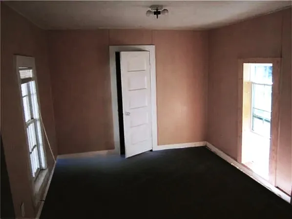 a view of empty room with window