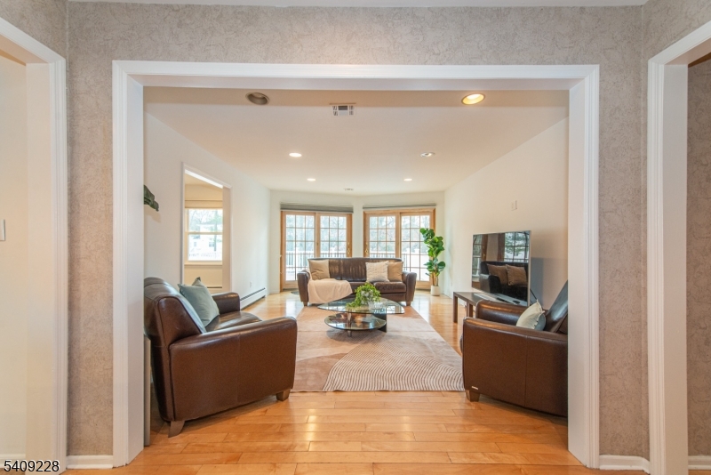 36 Yellow Brick Road Wayne, NJ 07470 - Photo 4 of 45