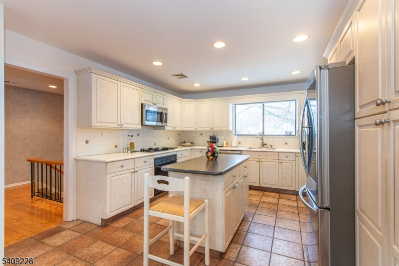 36 Yellow Brick Road Wayne, NJ 07470 - Photo 10 of 45