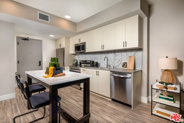$2,586 | 201 North La Brea Avenue, Unit 616, Inglewood, CA 90301