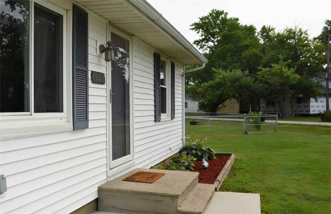 5573 West Suburban Road Decatur, IL 62522 - Photo 2 of 20