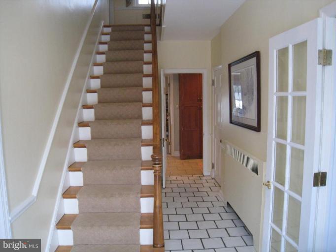 633 Round Oak Road Towson, MD 21204 - Photo 4 of 21 Hallway