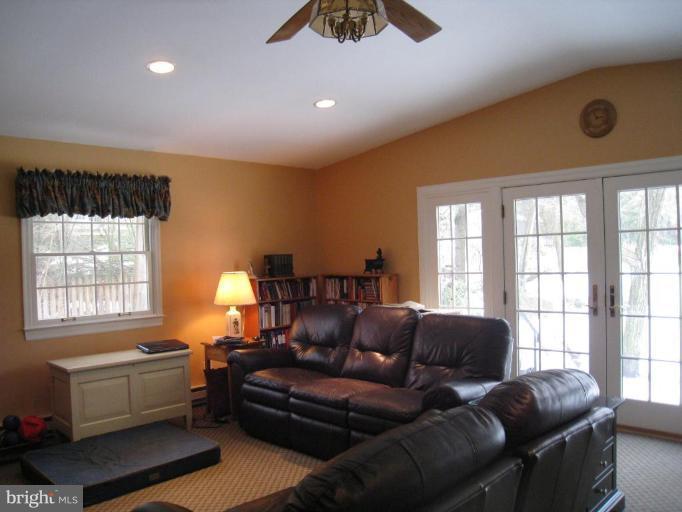 633 Round Oak Road Towson, MD 21204 - Photo 7 of 21 Family Room
