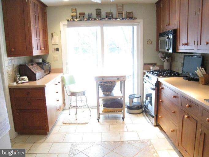 633 Round Oak Road Towson, MD 21204 - Photo 9 of 21 Kitchen