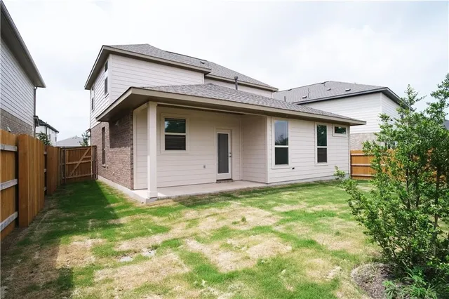 a view of a house with backyard