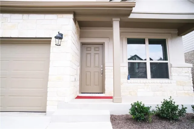 a view of a house with backyard