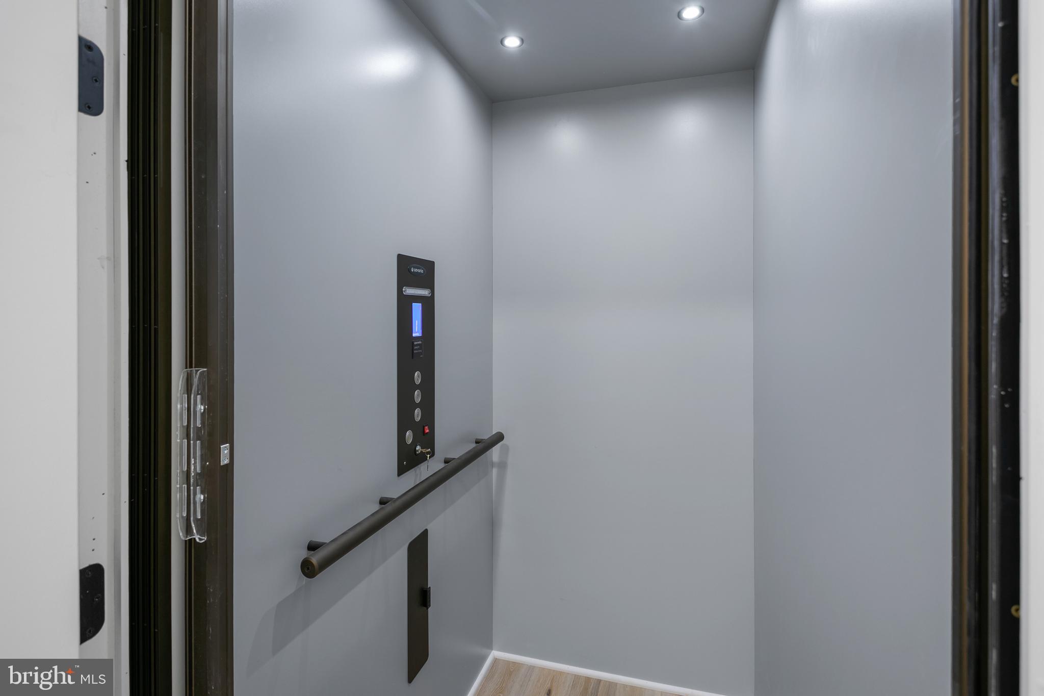 7019 Statendam Court McLean, VA 22101 - Photo 12 of 52 a view of a hallway