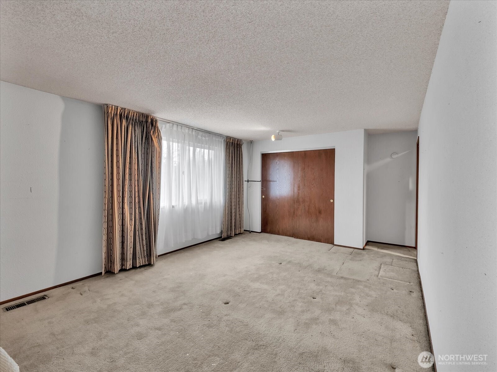 2523 23rd Avenue South Seattle, WA 98144 - Photo 12 of 29 an empty room with windows and closet